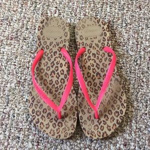 Neon pink and leopard havaianas